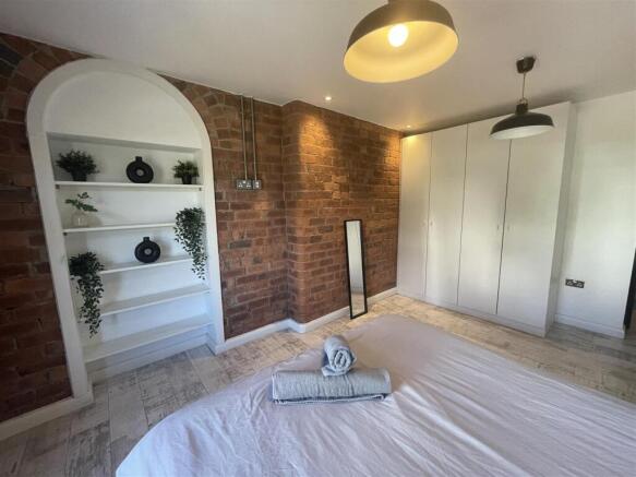 2 bed Apartment to rent Image 11