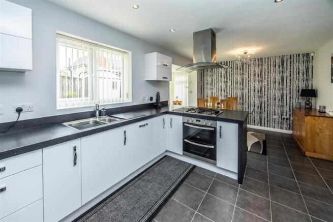 4 bed House for sale Image 9