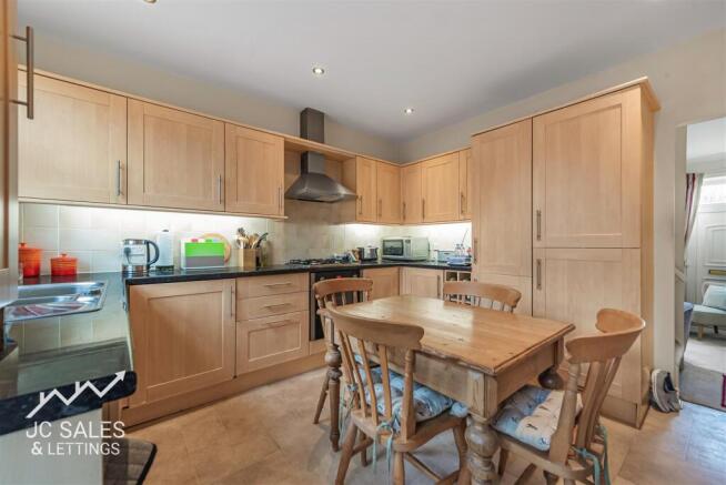3 bed House for sale Image 5