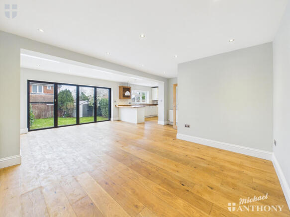 CAM03852G0-PR0566-STILL008