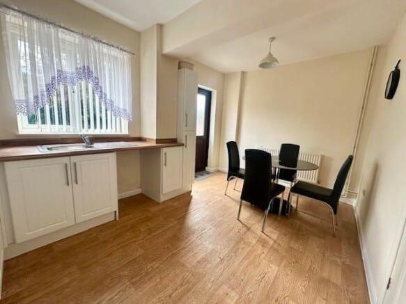 2 bed Terraced to rent Image 5