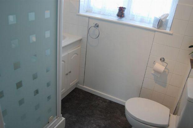 EN-SUITE SHOWER ROOM