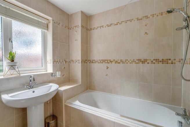 4 bed Detached for sale Image 10