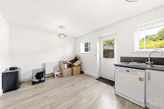 5 bed Town House for sale Image 6