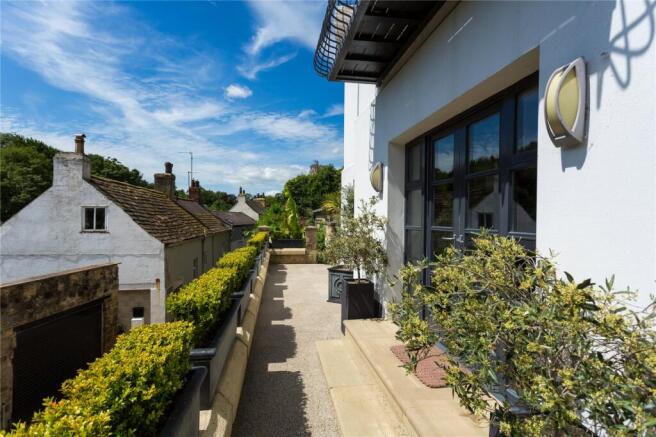 5 bed Detached for sale Image 7