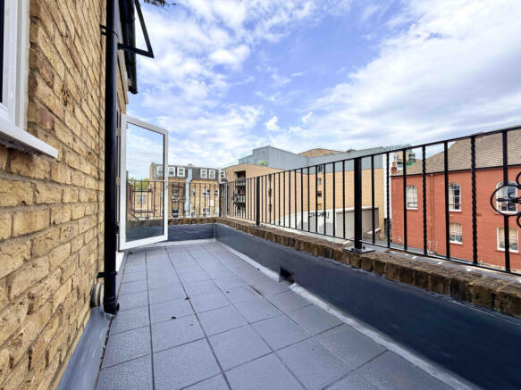 One Bedroom Flat With Balcony For Rent in Dalston