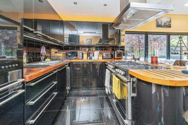 3 bed Semi-Detached for sale Image 6