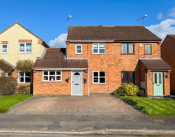 32, Woodbank, Hinckley LE10 2BY