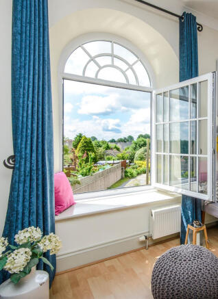 3.WINDOW LIVING ROOM