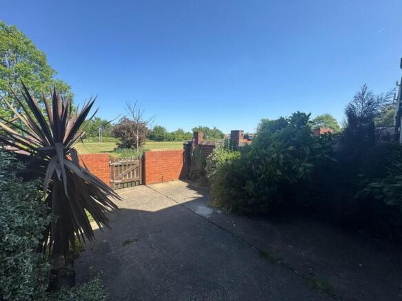 2 bed Terraced to rent Image 7