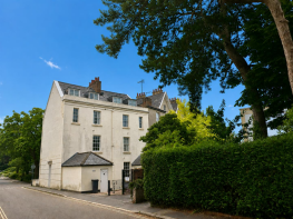 Flat 4, 9 10 Redvers Court, Bystock Terrace, Exeter EX4 4HY