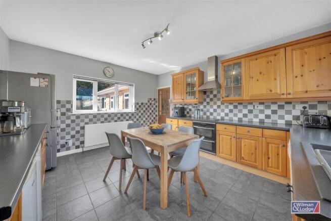 5 bed Detached for sale Image 5