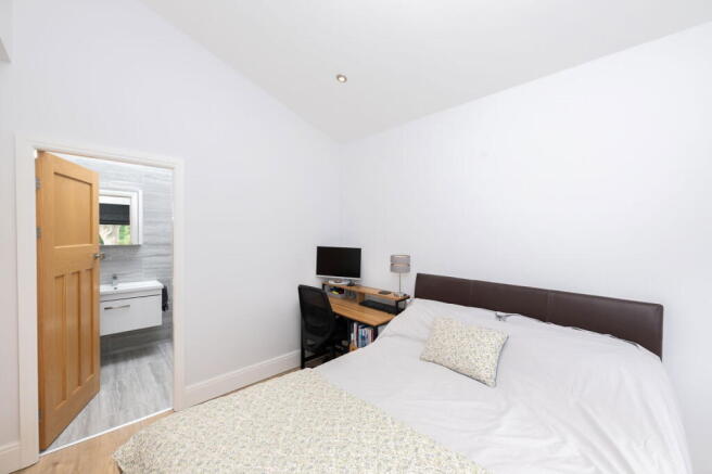 5 bed Detached for sale Image 11