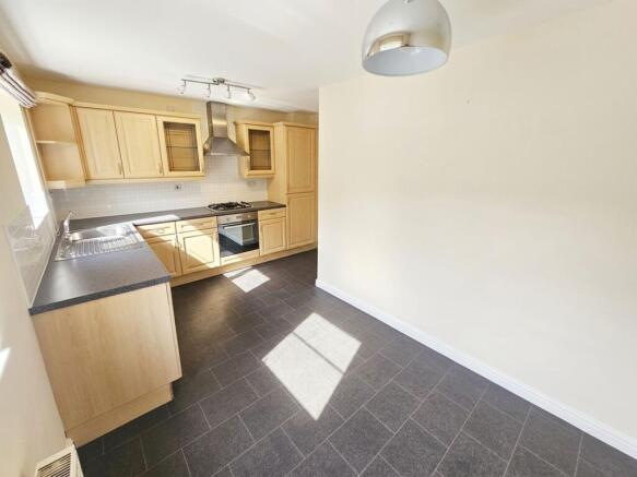 3 bed Town House to rent Image 2