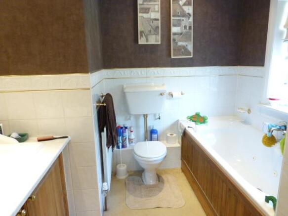EN-SUITE BATHROOM