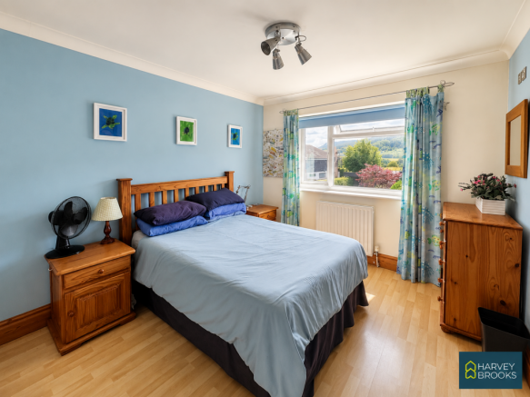 5 bed Detached for sale Image 11
