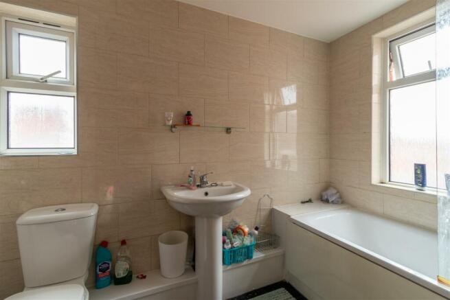 7 bed House to rent Image 12