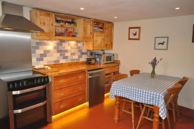 FURTHER VIEW OF THE BREAKFAST KITCHEN