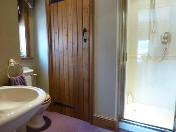 EN-SUITE SHOWER ROOM