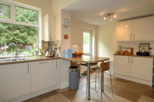 BREAKFASTING KITCHEN