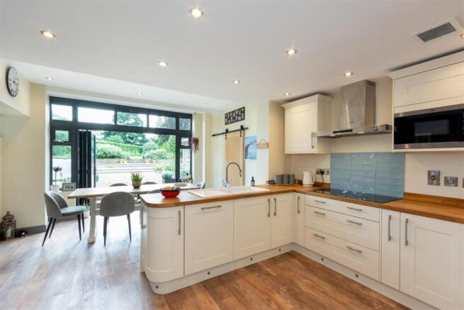 Kitchen 2.jpeg