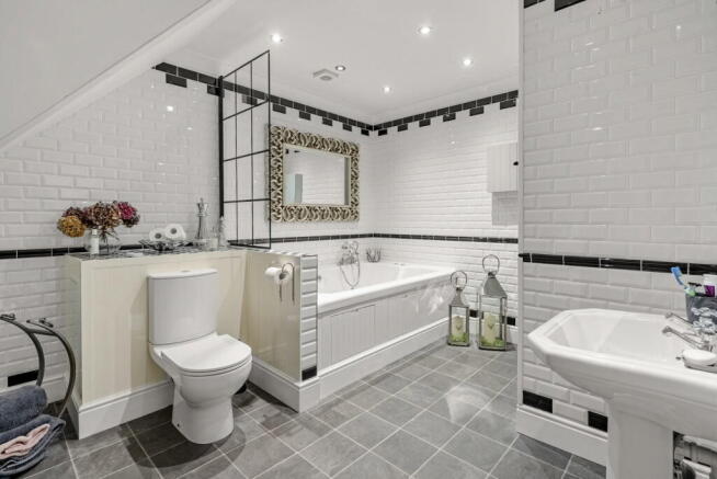 6 bed Detached for sale Image 9