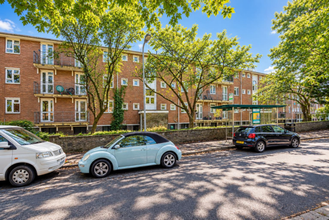 3-bed flat on Ty-Gwyn Road, Penylan, Cardiff, £190,000
