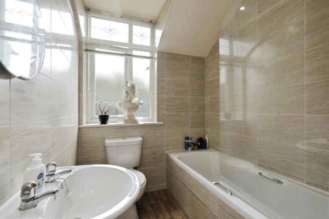 4 bed Detached for sale Image 7