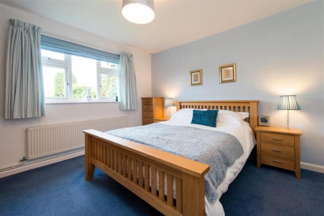 33 The Ridgeway Bedroom 1 5492.jpg
