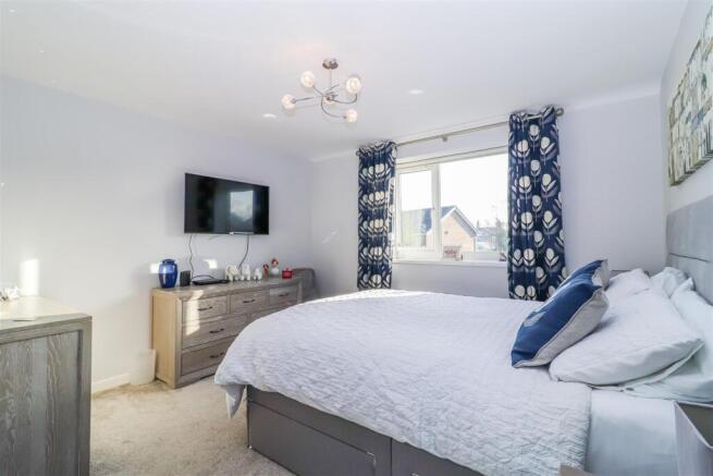 4 bed Semi-Detached for sale Image 11