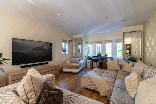 5 bed Detached for sale Image 4