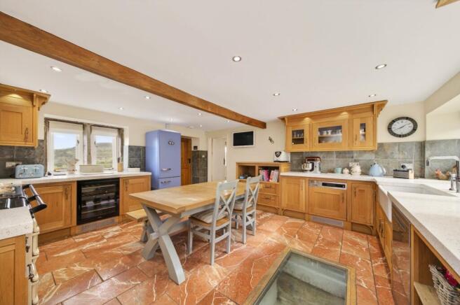 5 bed Detached for sale Image 6