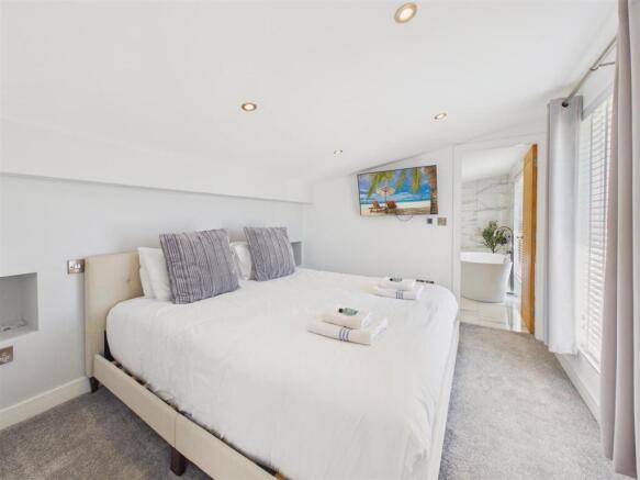 4 bed Detached for sale Image 11