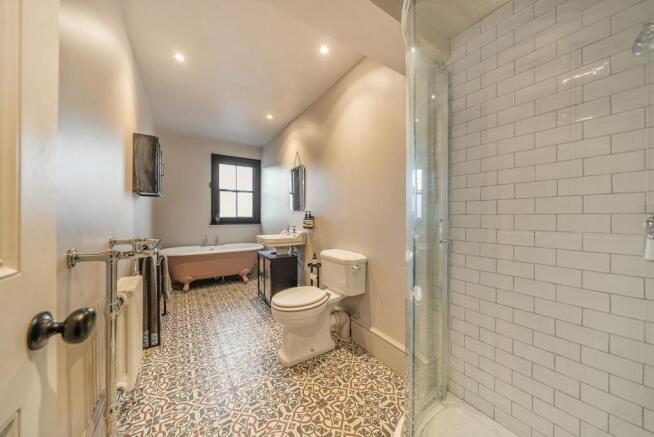 Bathroom W.C (1)