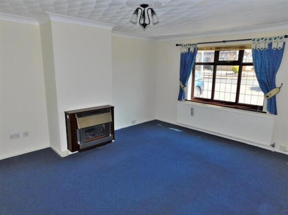 LIVING ROOM.JPG