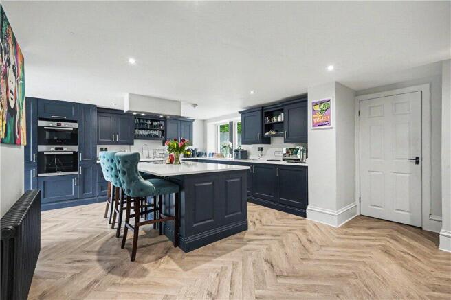 5 bed House for sale Image 8