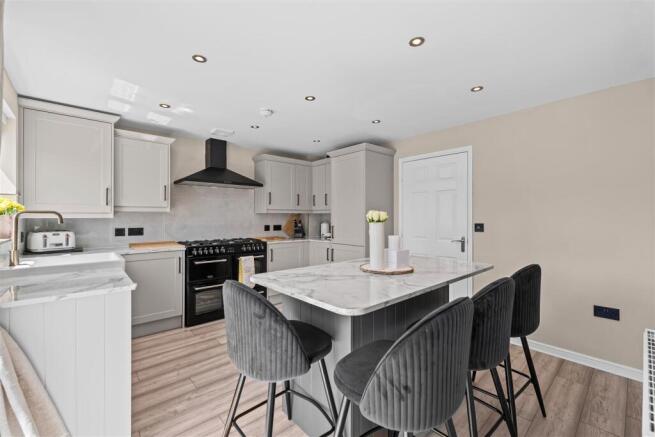 4 bed Detached for sale Image 5