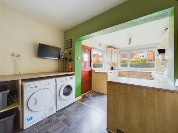 KITCHEN/DINING ROOM