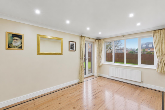 6 bed Detached for sale Image 10