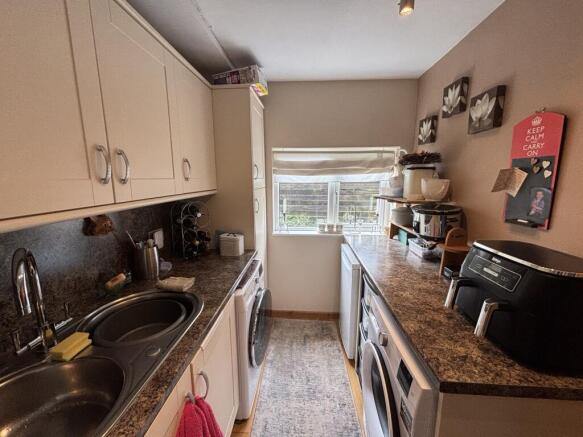 4 bed Detached for sale Image 8