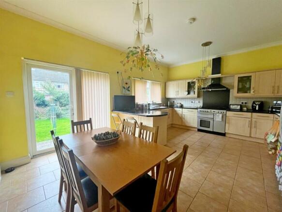 Kitchen/ Dining Room