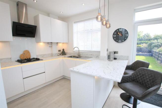 OPEN PLAN LIVING/ DINING/ KITCHEN