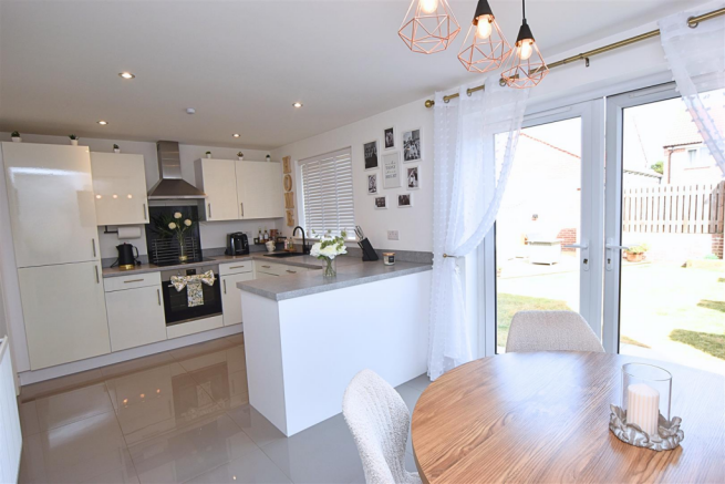 KITCHEN/DINING ROOM