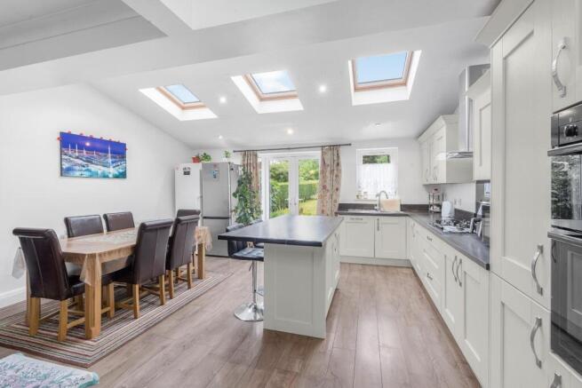 4 bed Semi-Detached for sale Image 10