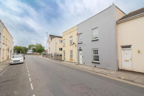Centrally Located**3-4 Bedrooms**South Facing Garden**Motivated Seller**Well Presented Throughout**