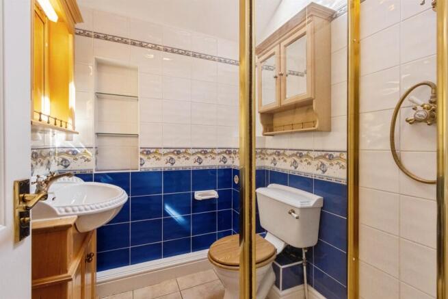 4 bed House for sale Image 12