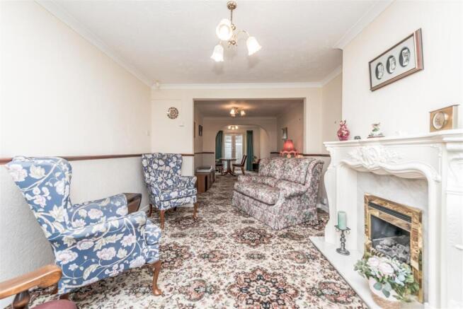 Living Room / Dining room: