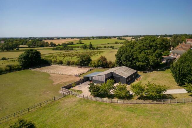 Paddocks, Manege, Outbuildings