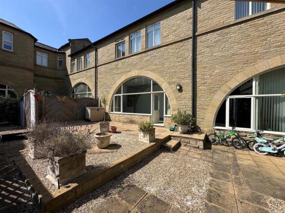 2 bed Apartment to rent Image 5