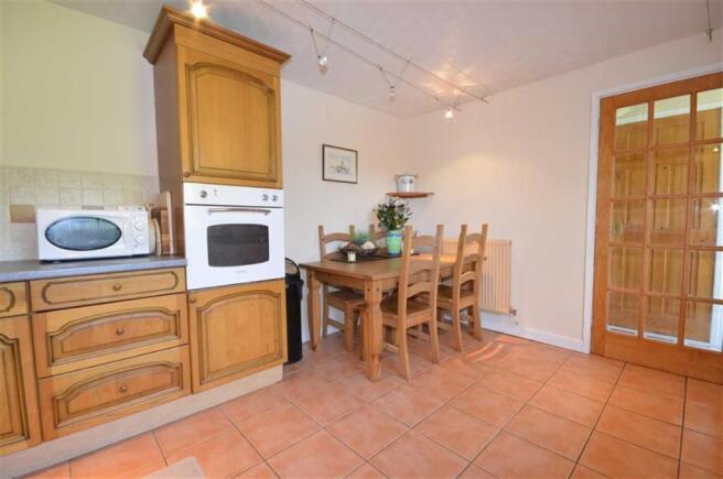KITCHEN/DINING ROOM
